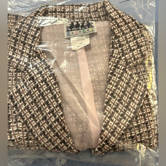 Zoey black, brown, & white plaid w/pink, jacket & skirt with elastic waist. Sz 7 - Picture 12 of 12
